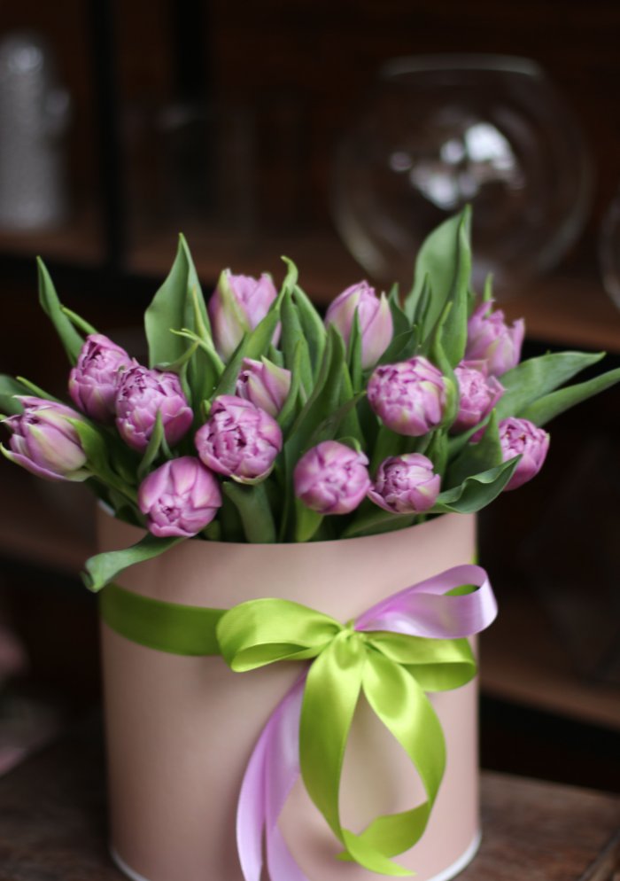 Шляпная коробка из тюльпанов